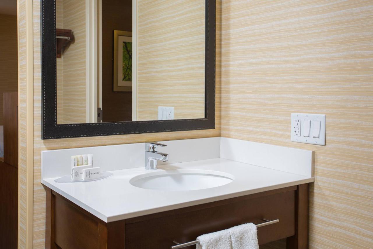 Fairfield Inn Manchester - Boston Regional Airport Экстерьер фото